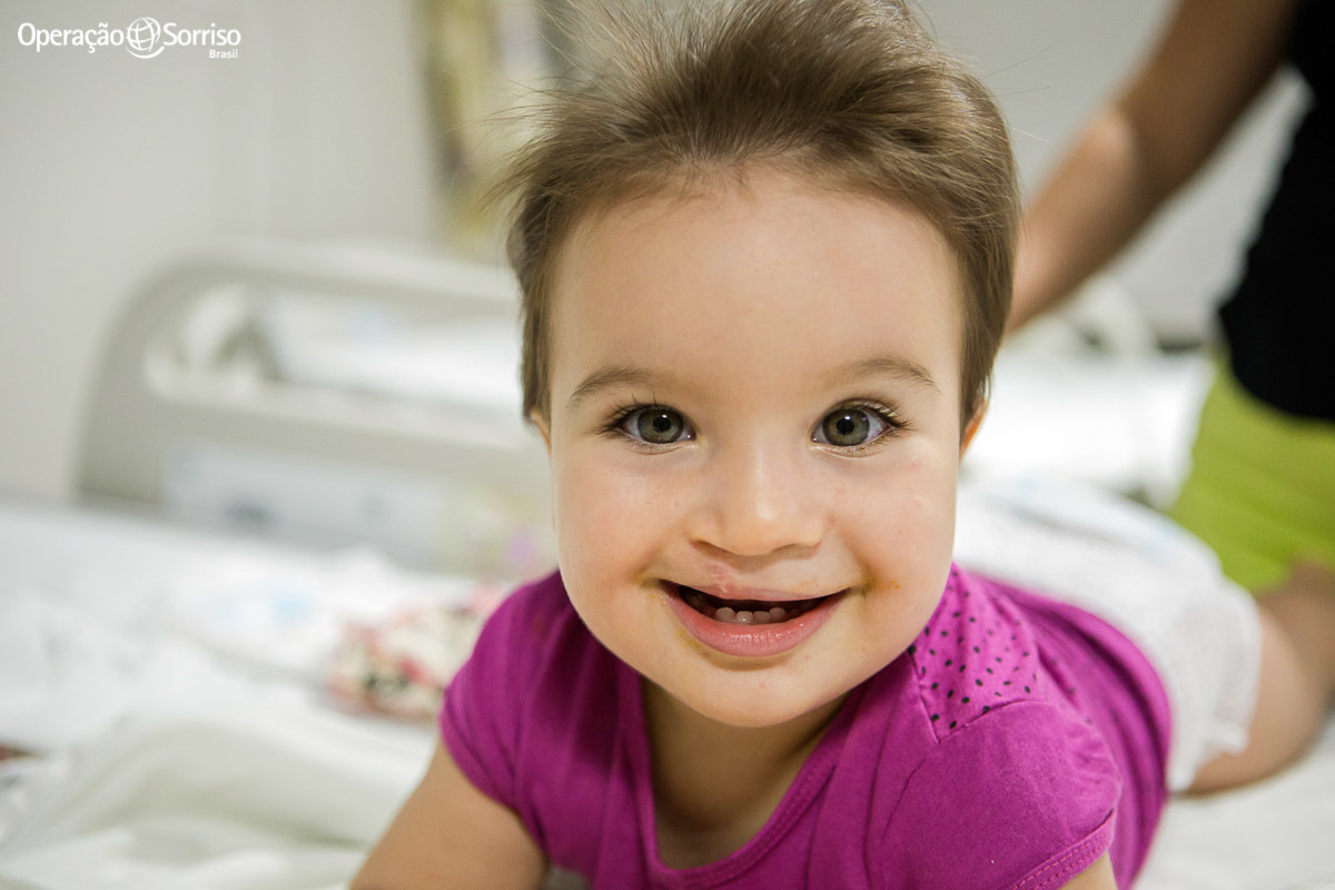 criança brincando no hospital enquanto aguarda a cirurgia realizada pleos vonturarios da Operação Sorriso