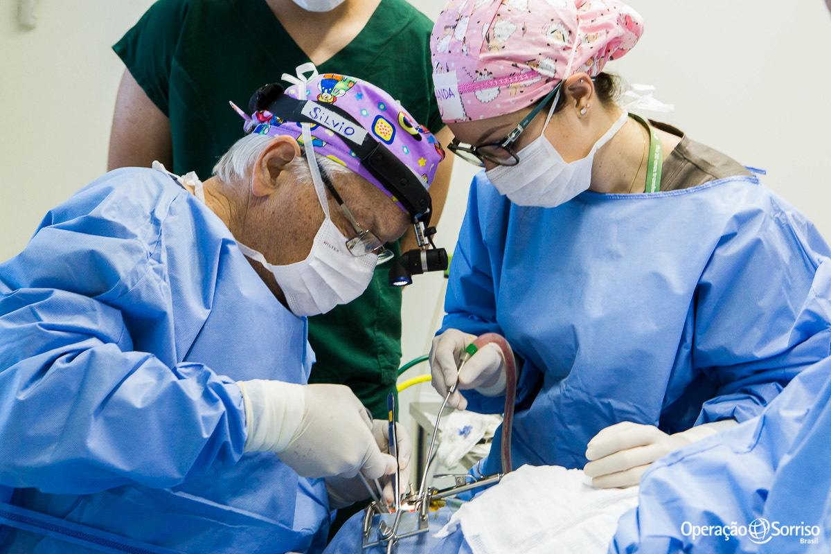 cirurgiões da Operação Sorriso trabalhando