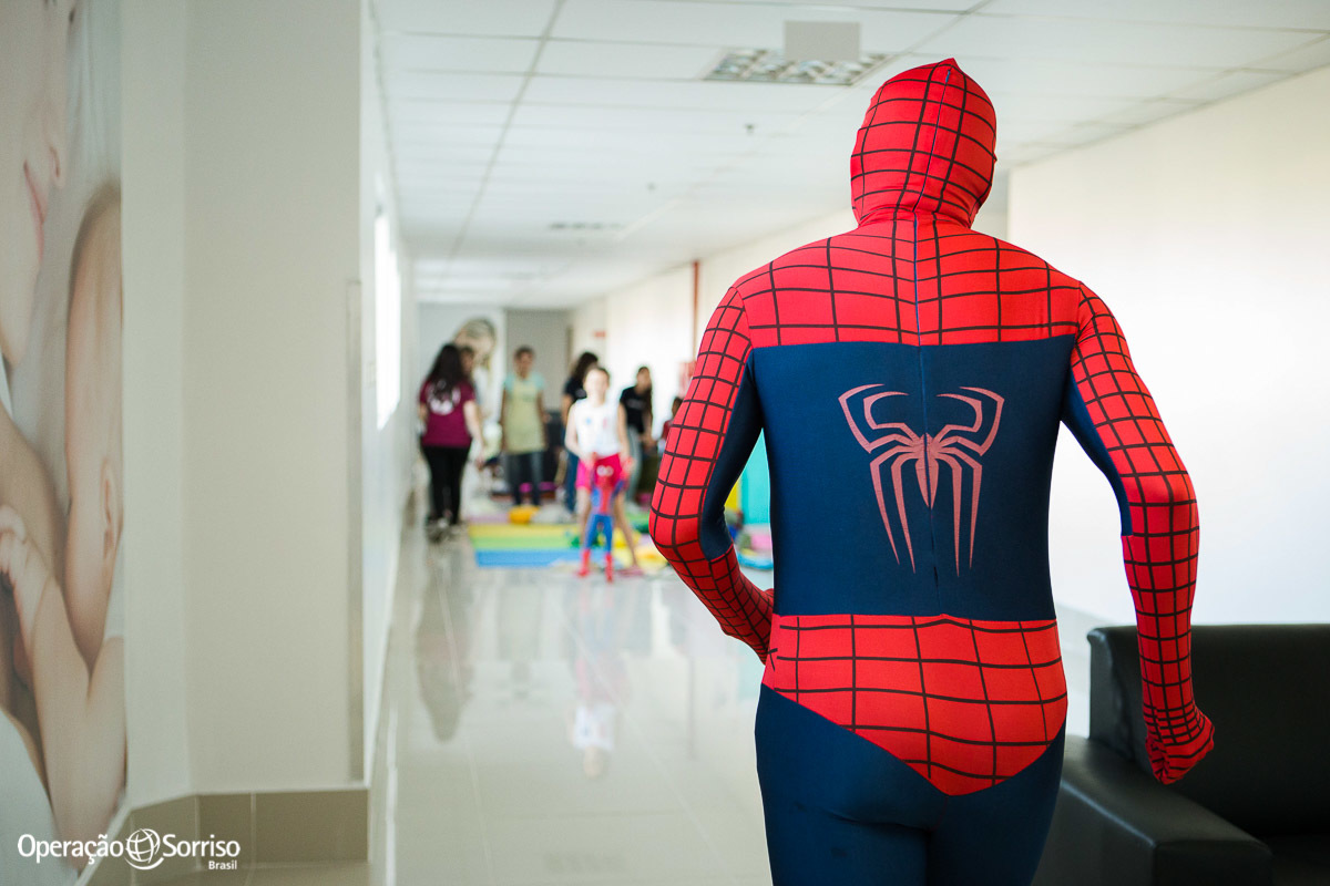homem arranha correndo nos corredores do hospital