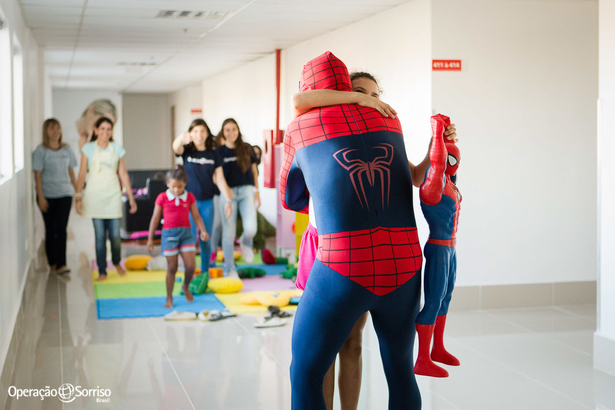 homem aranha abraçando criança no corredor do hospital