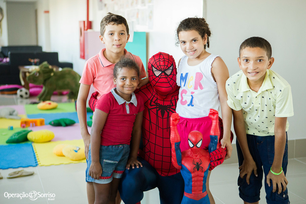 homem aranha com crianças no corredor do hospital