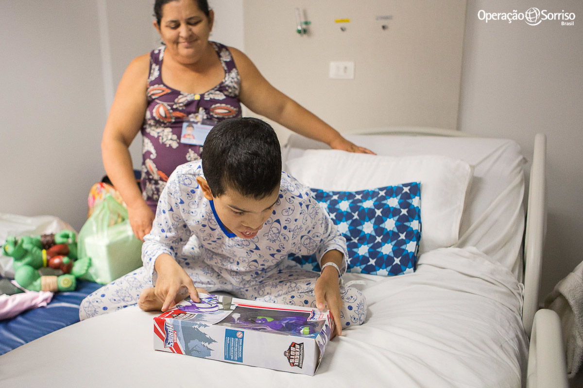 menino ganhando brinquedo apos cirurgia