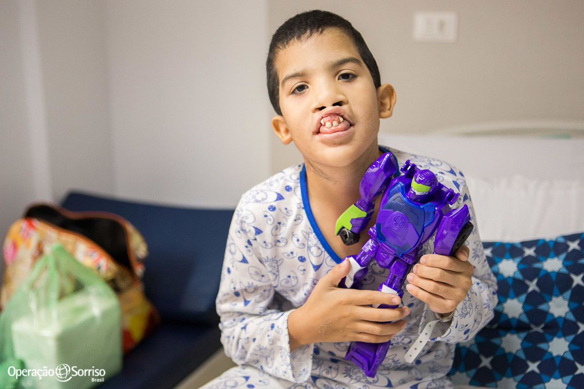 menino com brinquedo que ganhou apos cirurgia