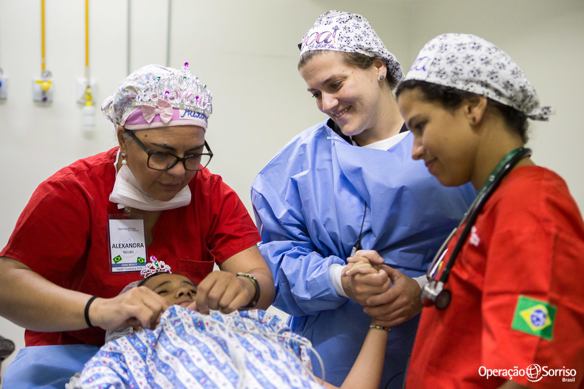 voluntarios acalmam paciente antes da cirurgia