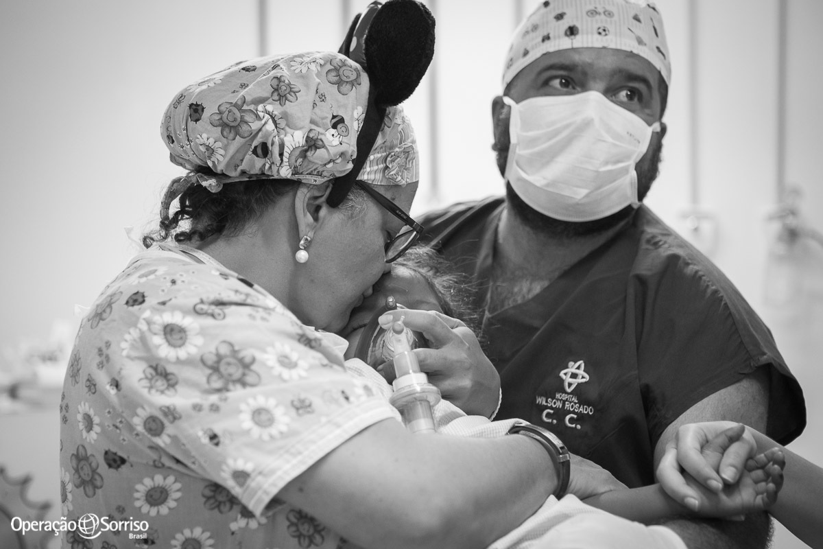 anestesista beijando criança na testa antes da cirurgia começar