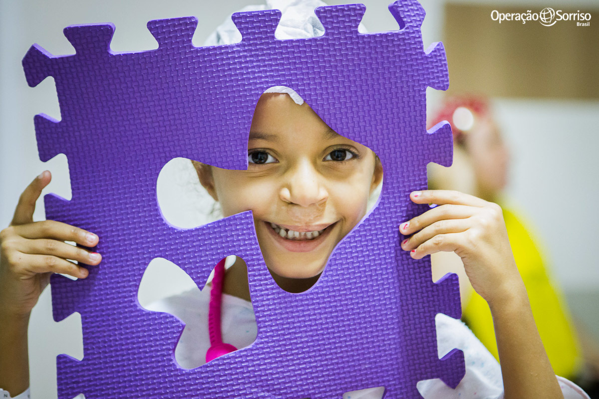  criança brincando antes da cirurgia
