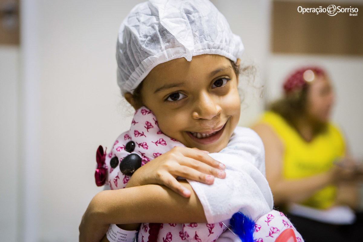 menina abraçando boneca