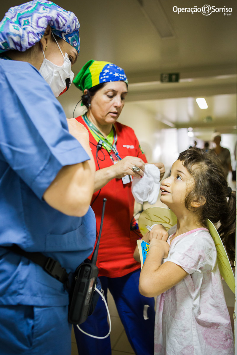 menina conversando com enfermeira antes de entrar no centro cirurgico