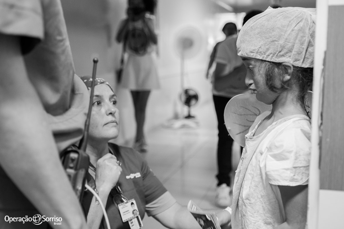 menina conversando com psicologa antes de entrar no centro cirurgico
