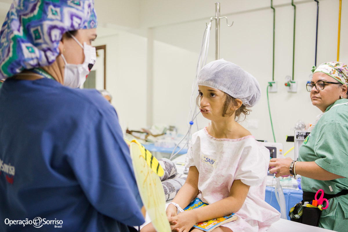 menina conversando com enfermeira  no centro cirurgico