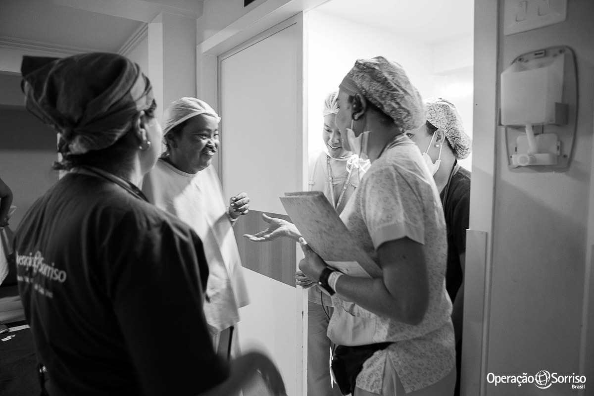 paciente conversando com enfermeiros na porta do centro cirurgico