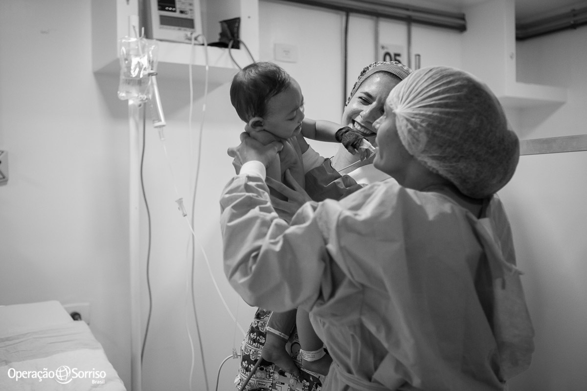 mãe recebe da enfermeira filha cirurgiada