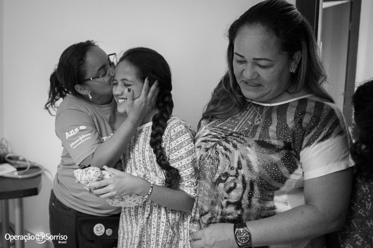 menina recebe beijo de enfermeira antes de cirurgia