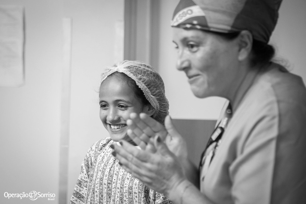 psicologa canta parabens para menina antes da cirurgia