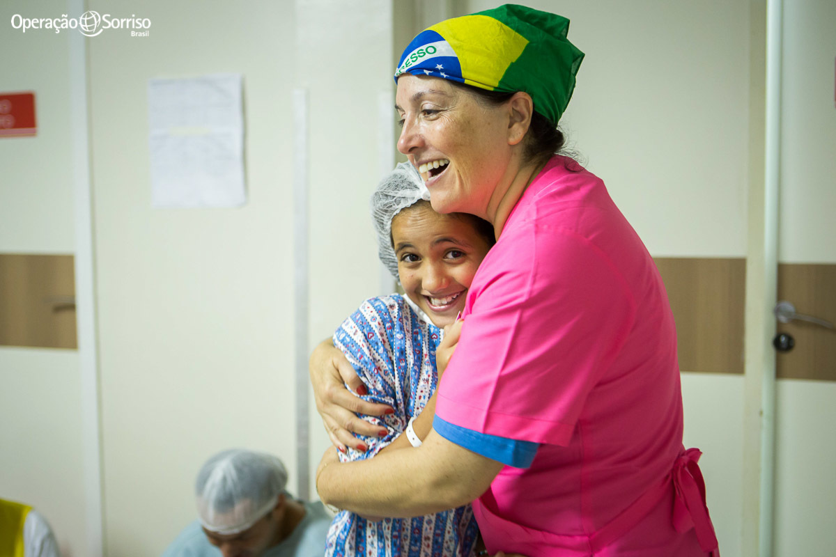 menina recebe abraço de psicologa antes da cirurgia