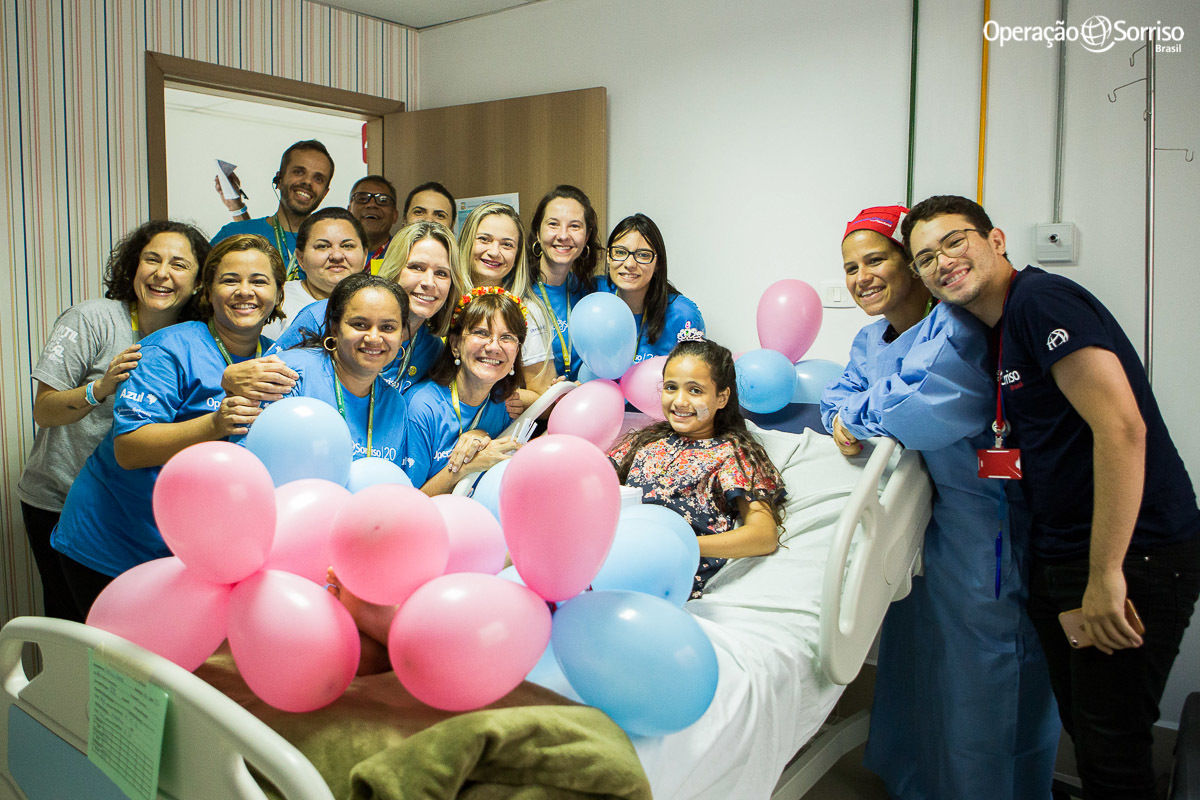 voluntarios da Operação Sorriso cantam parabéns para menina em seu quarto após cirurgia