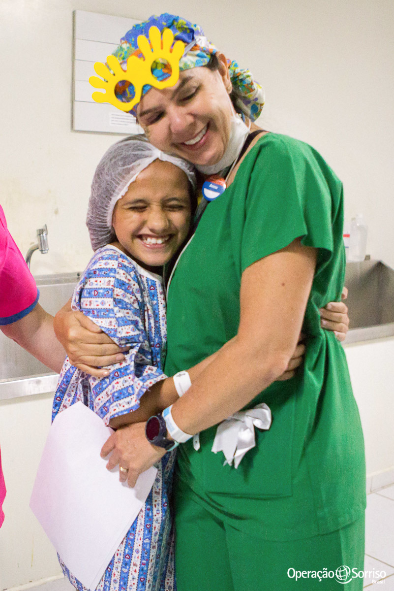 menina recebe abraço de enfermeira antes da cirurgia
