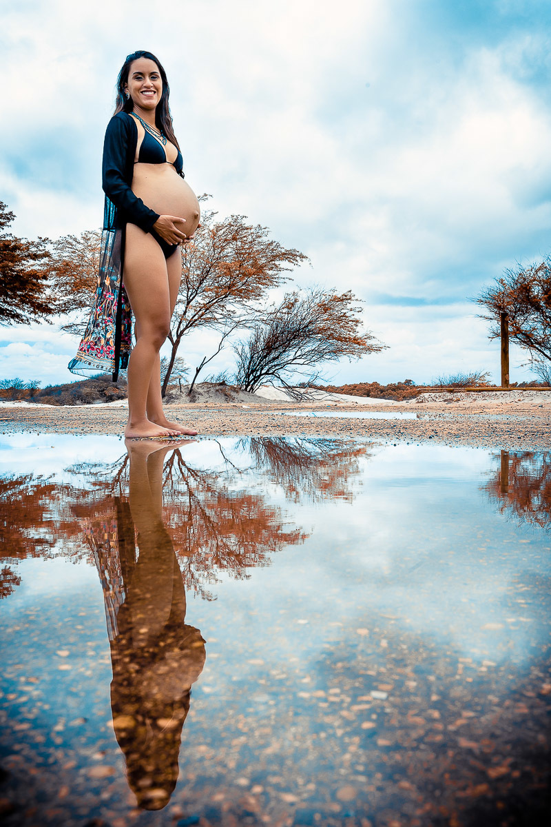 reflexo de gestante em pé na agua