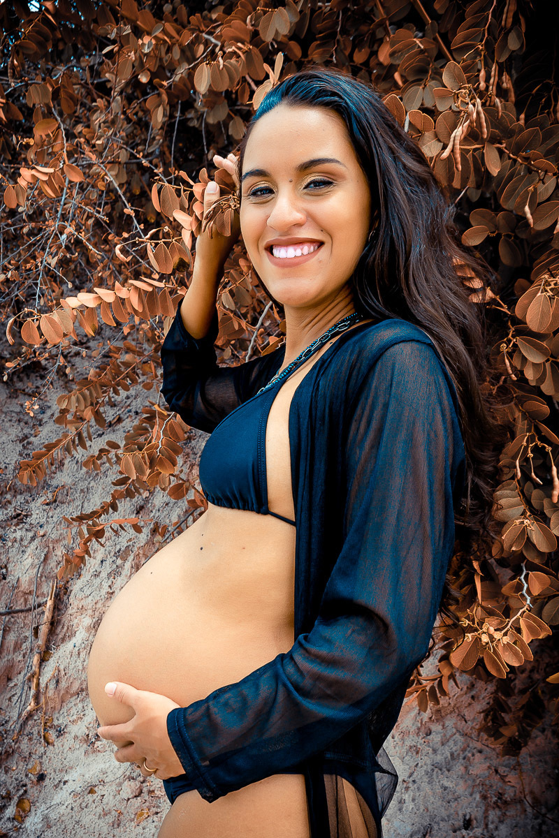 gestante olhando e sorrindo