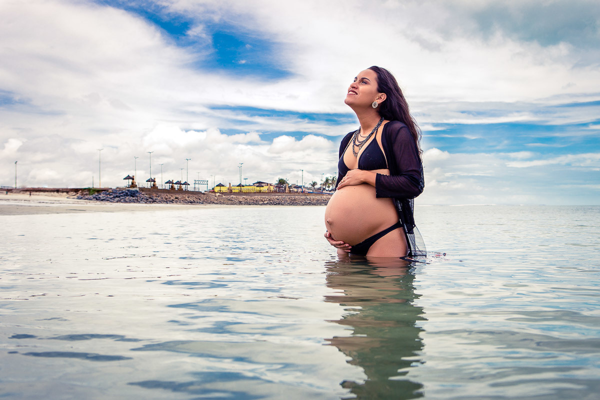 gestante no mar olhando para cima