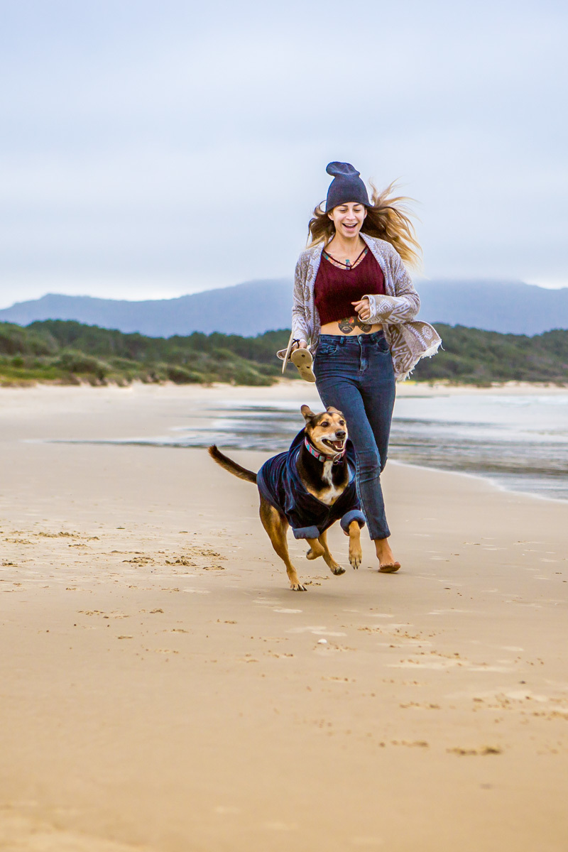 Bella correndo com sua dona
