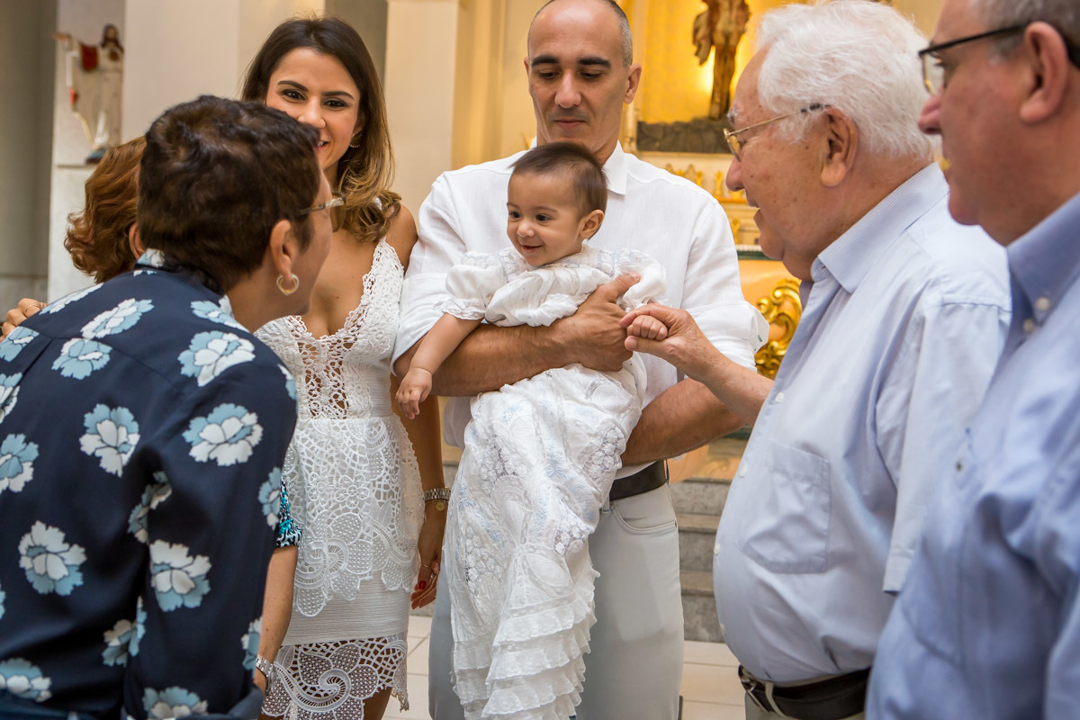 tios e avós brincando com bebe