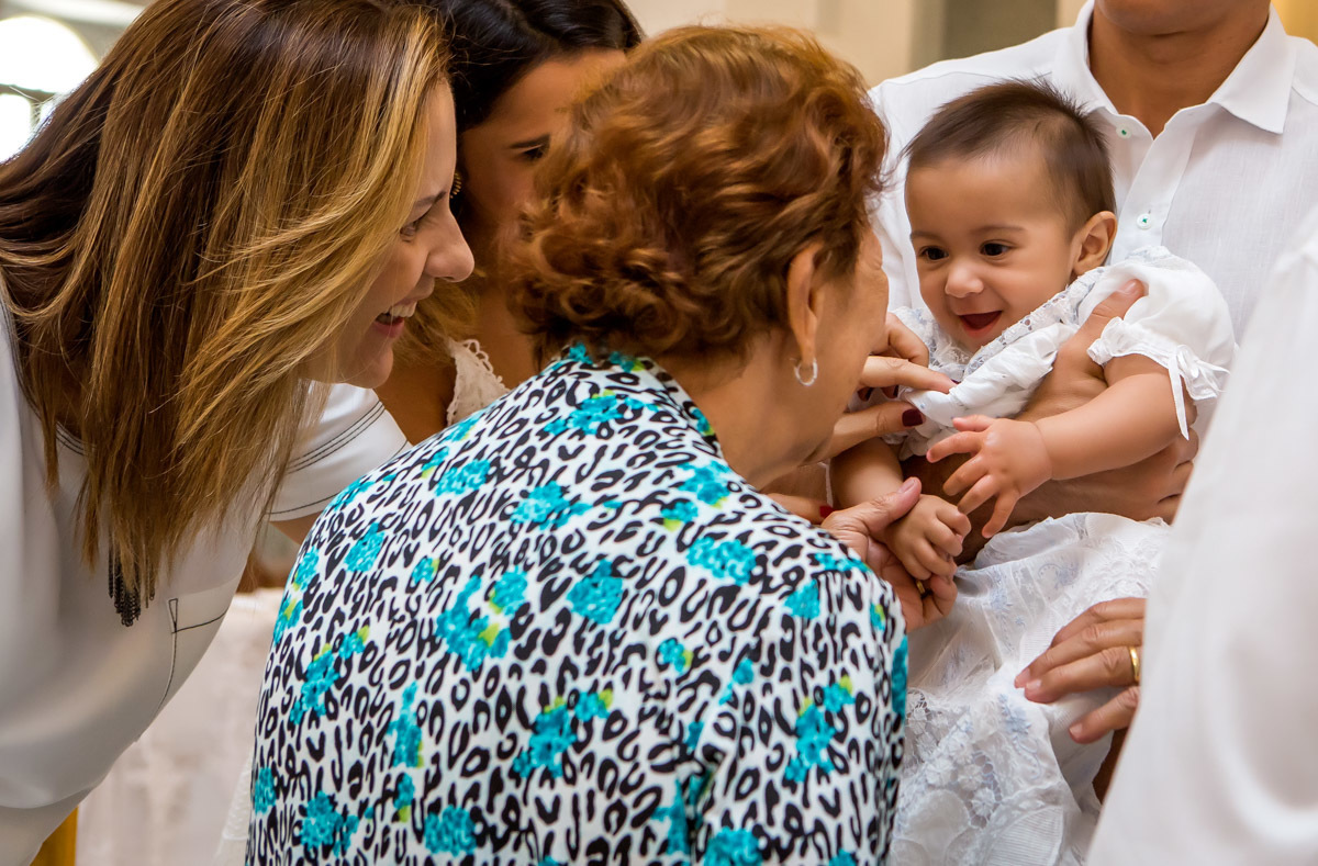 tios e avós brincando com bebe que sorri
