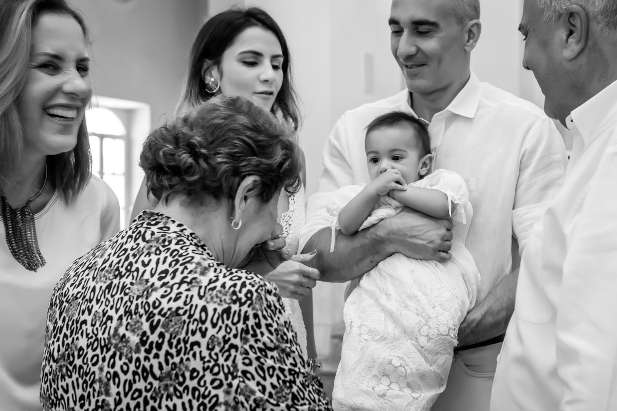 tia sorri após bebe espirrar no seu rosto