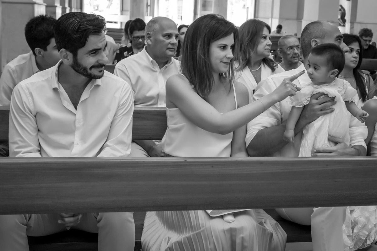 madrinha coloca dedo na ponta do nariz do afilhado