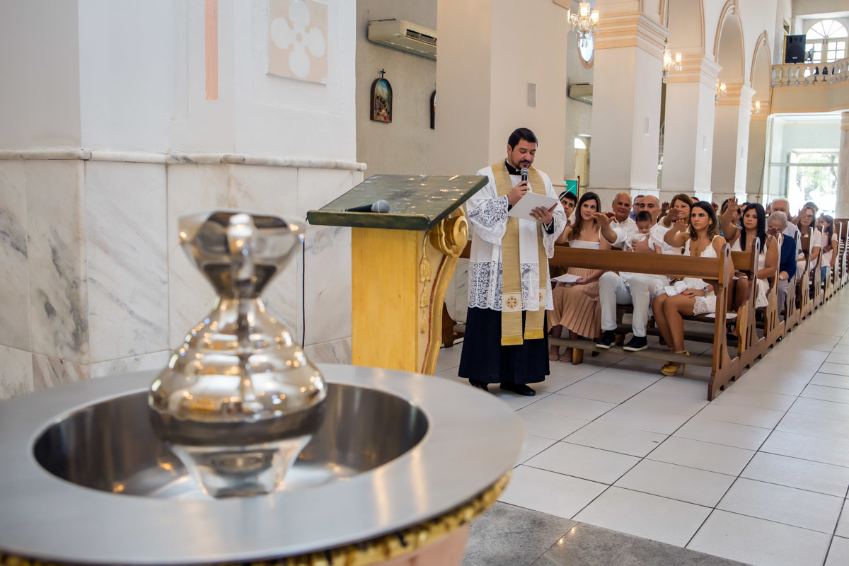 padre abençoada a pia batismal