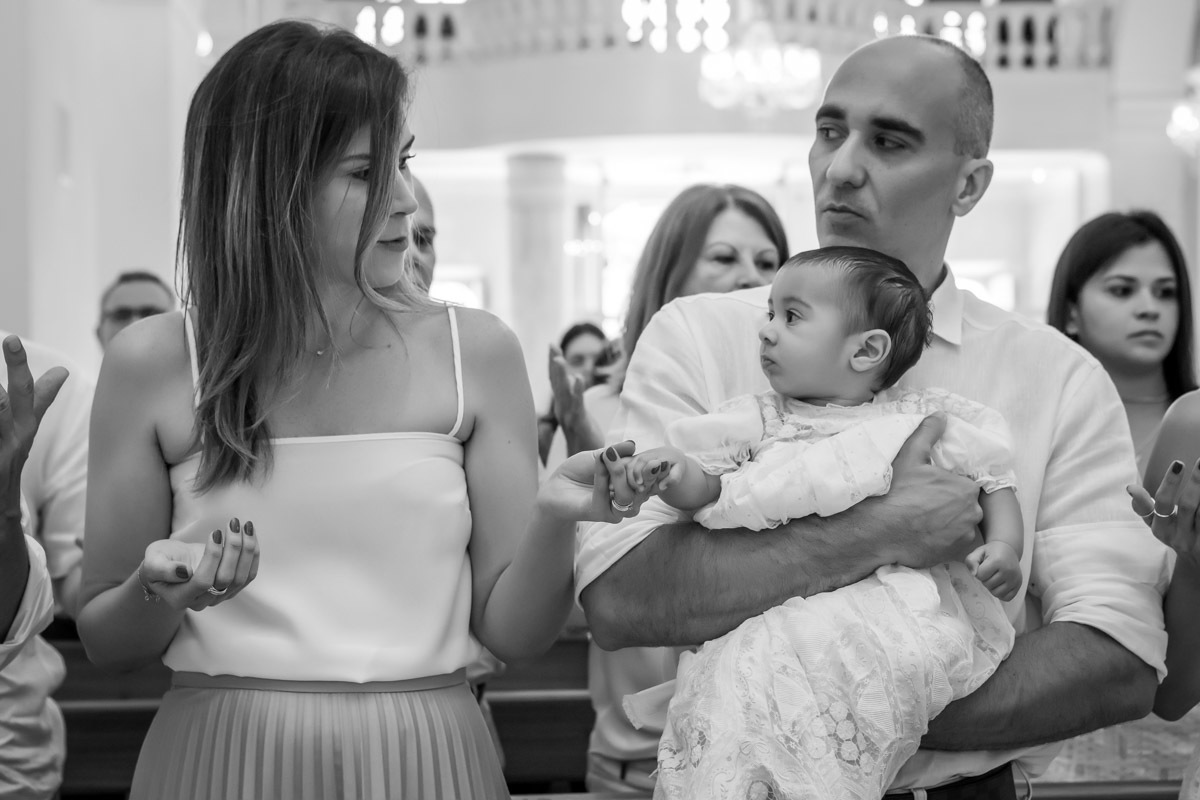 afilhado segura dedo da madrinha ao rezar o pai nosso