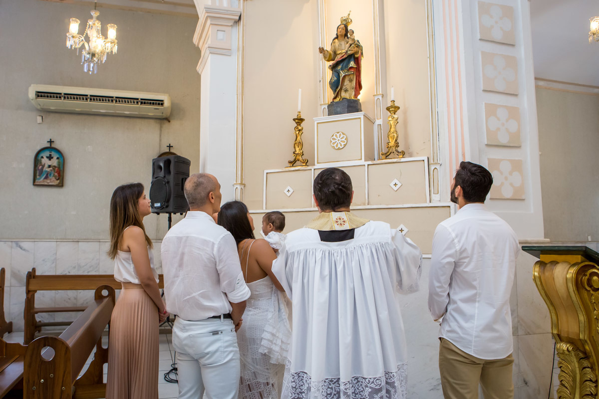 madrinha de apresentação segura criança e a apresenta a nossa senhora