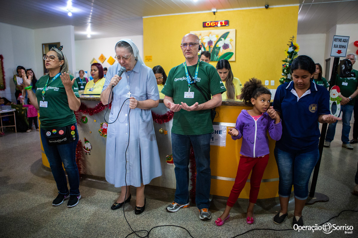 freira rezando o pai nosso na triagem