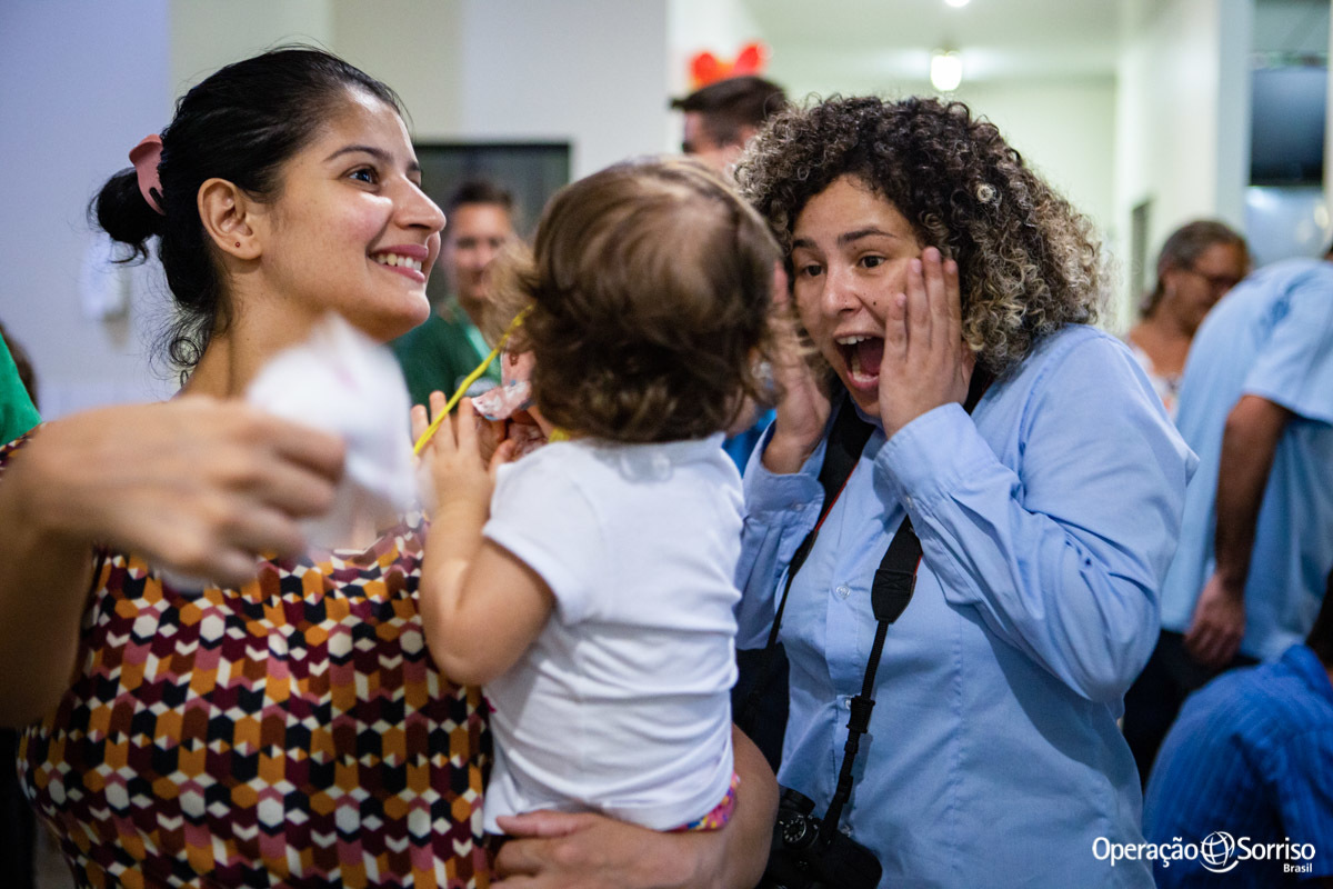 voluntario brincando com menina