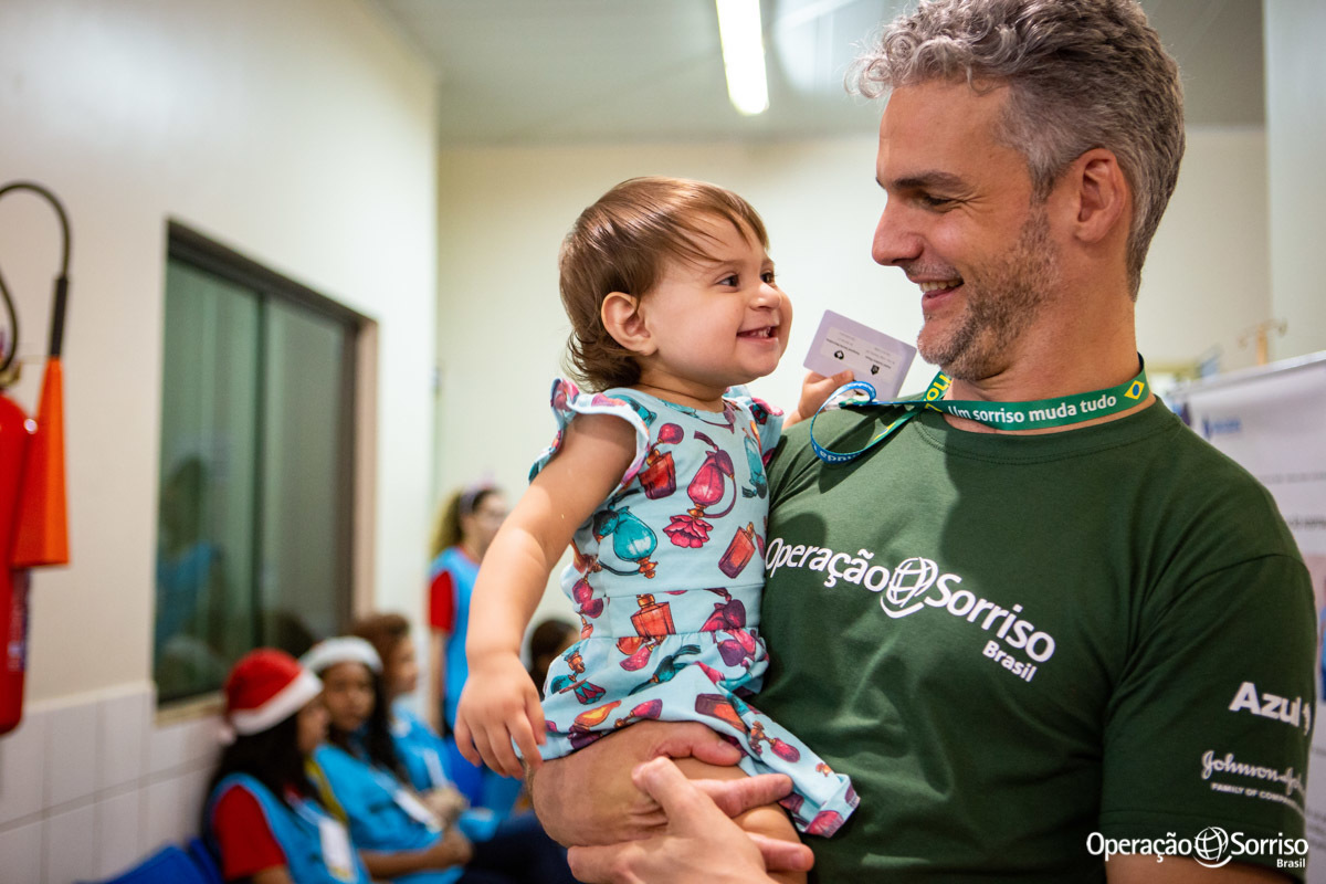 voluntário brincando com menina