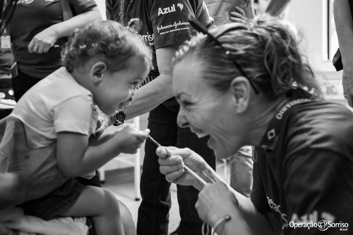 voluntaria brincando com menina