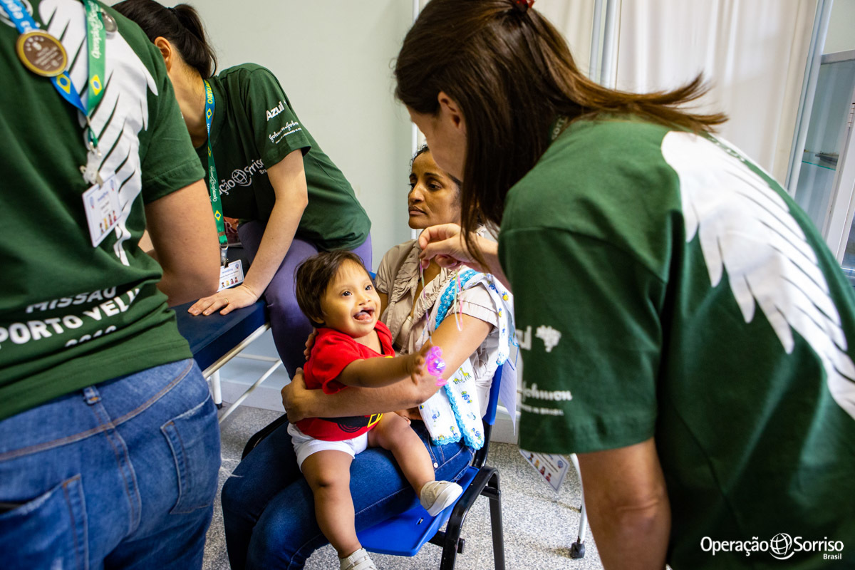 anestesista brincando com menino