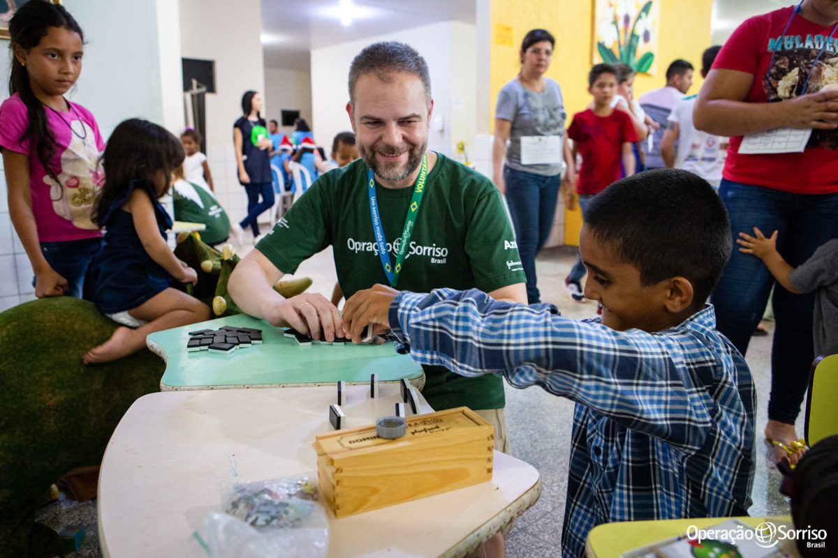 homem e menino brincando de dominó na triagem