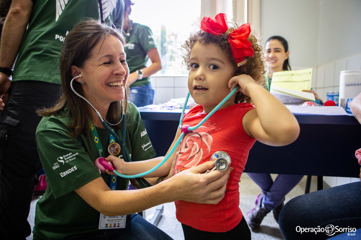 anestesista brincando de medico com menina