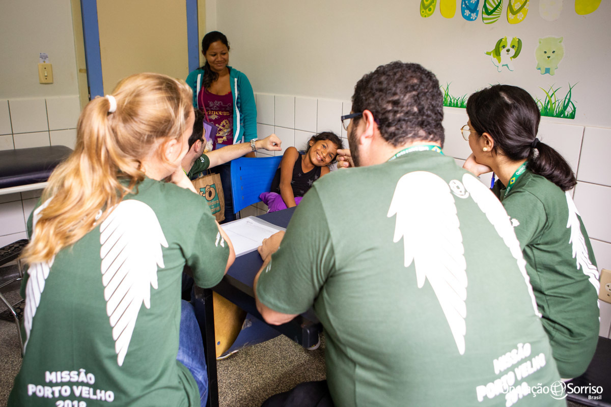 medicos brincando com menina