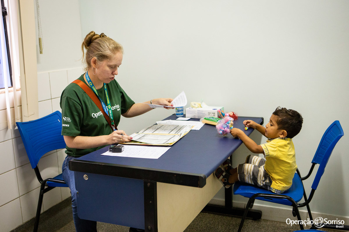 criança escutando fonoaudiologa