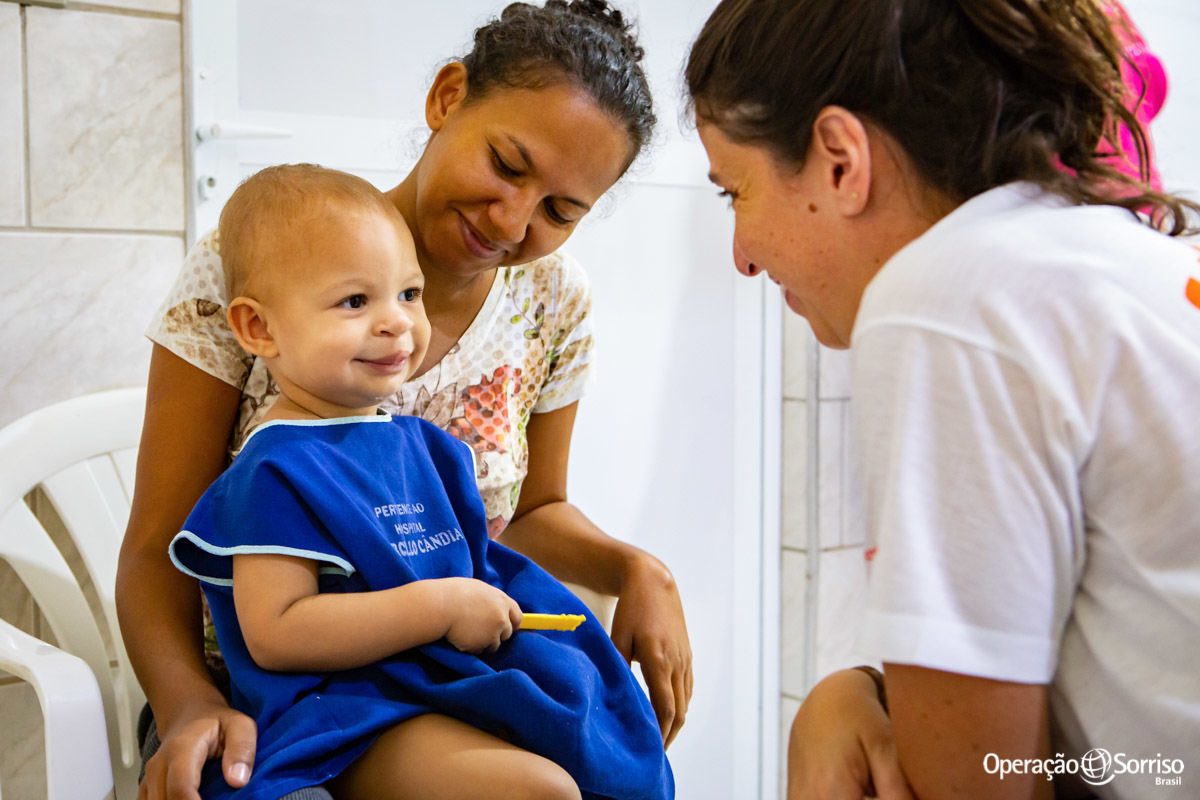 criança sorrindo para médica voluntária