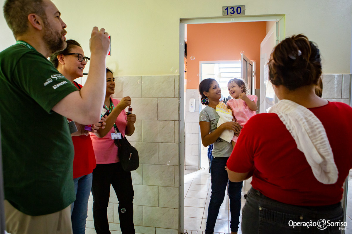 criança sorrindo com bolhas de sabão