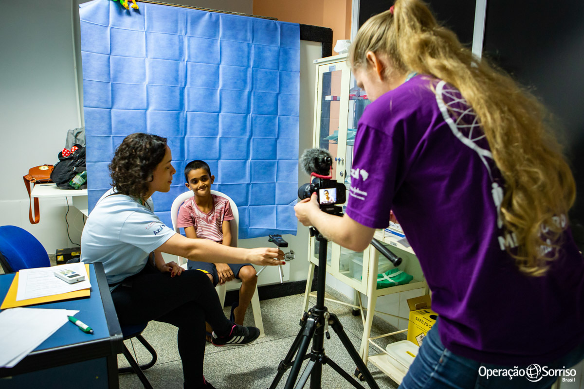 fonoaudiólogas atendendo menino