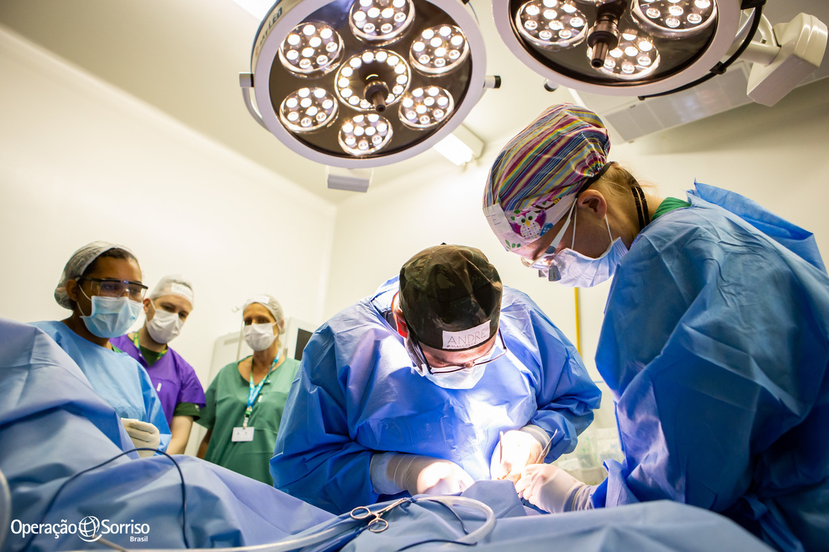 médicos realizando a cirurgia