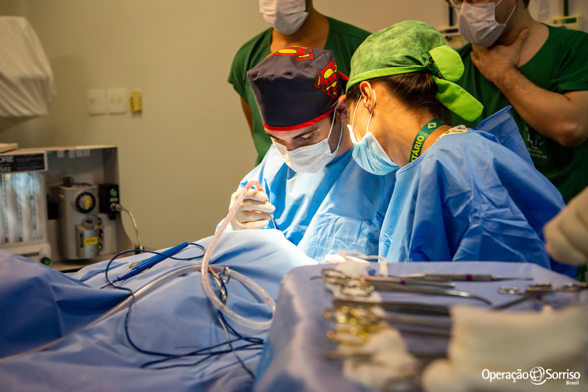 médicos realizando cirurgia de fissura labiopalatal