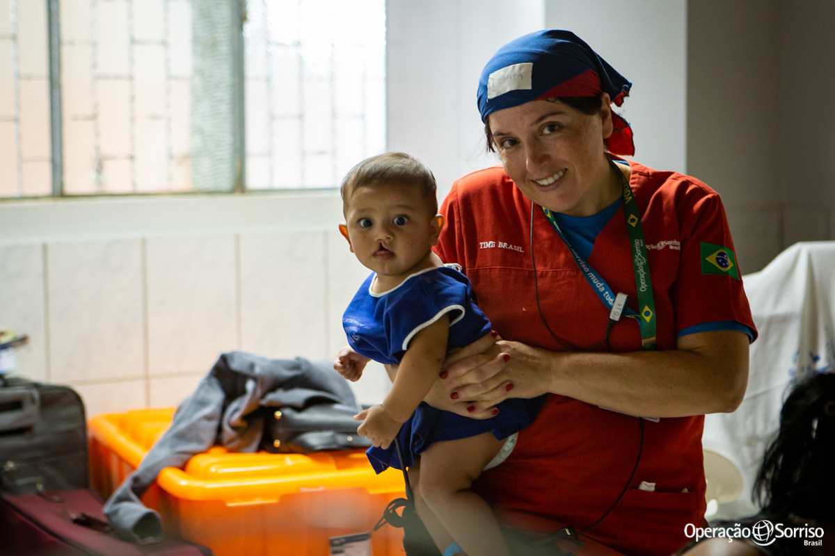 psicologa colocando bebe para dormir