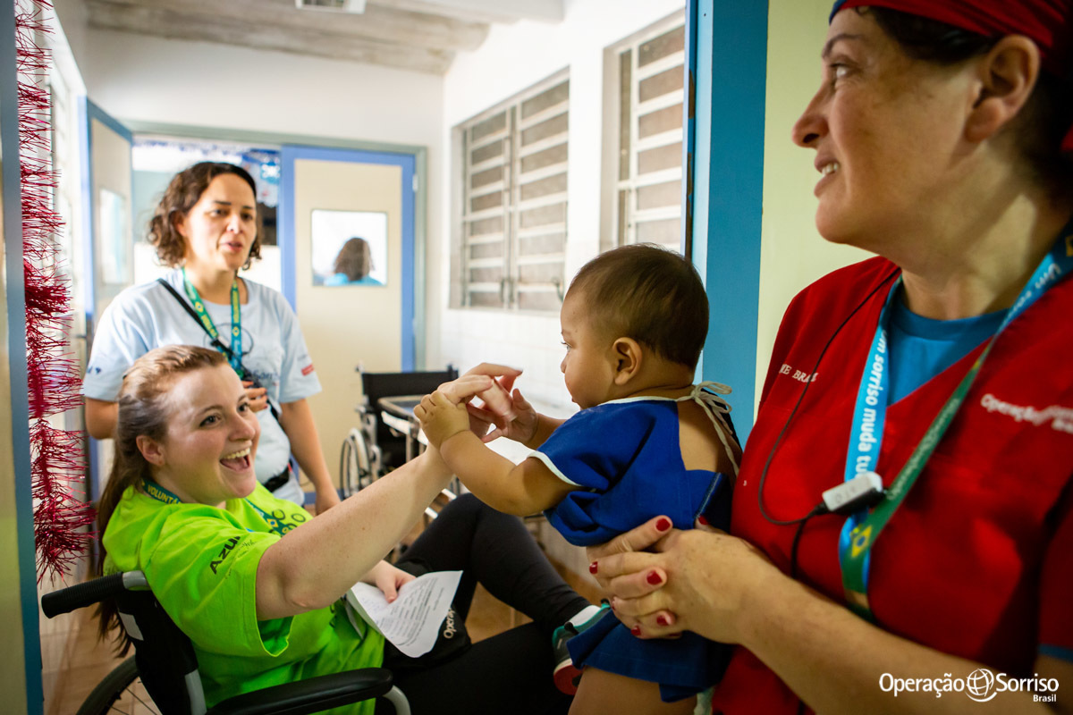 voluntárias brincando com criança