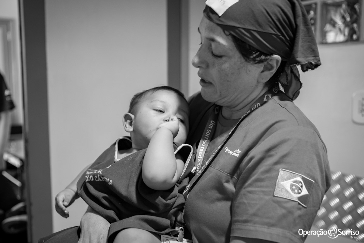 bebê dormindo no colo da psicologa