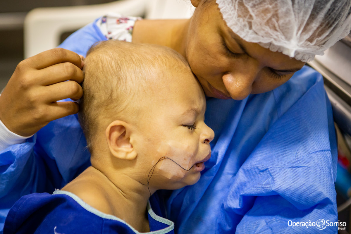 mãe abraçada com filho após a cirurgia
